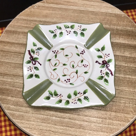 ‼️DONATING SOON‼️Yankee Candle Christmas Winter Holly Berry Shade with Plate - Picture 6 of 6